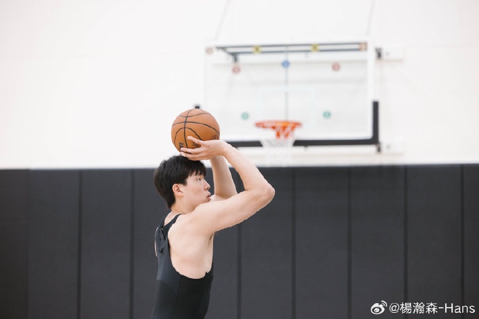杨瀚森社媒更新休赛期训练动态：健身房苦练进行中🏋🏻