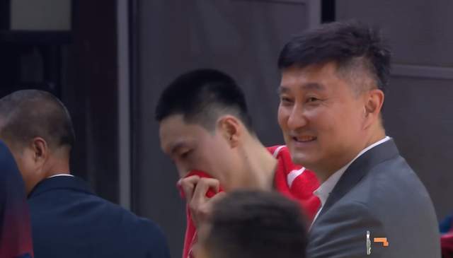 互动挑战-超级大冷门！广东狂输上海40分，徐杰哑火，杜锋却露出诡异笑容